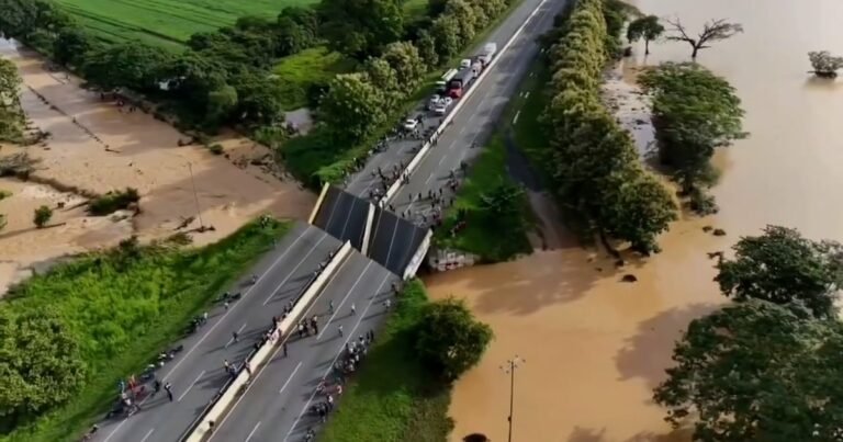 Colapsó un puente en la principal autopista que conecta Caracas con el oeste de Venezuela por las intensas lluvias