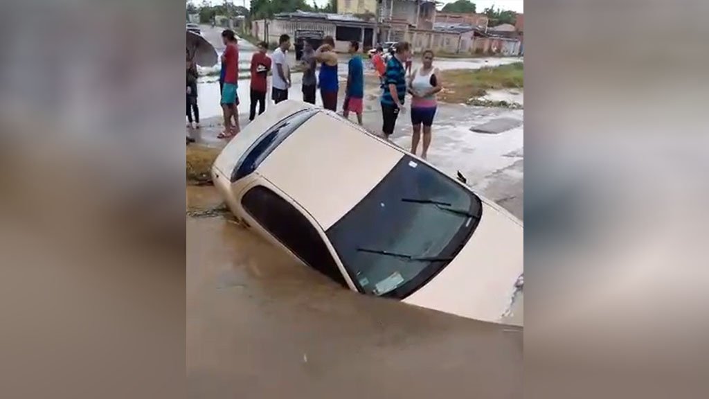 Carro cae a megahueco en el sector El Lucero de Cabimas Carro cae a megahueco en el sector El Lucero de Cabimas