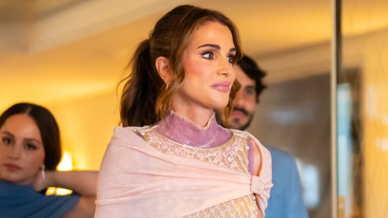 Todos los secretos del vestido que llevó Rania de Jordania en Venecia inspirado en el Orfismo, con el trampantojo como recurso y diseñado por Karl Lagerfeld para Fendi