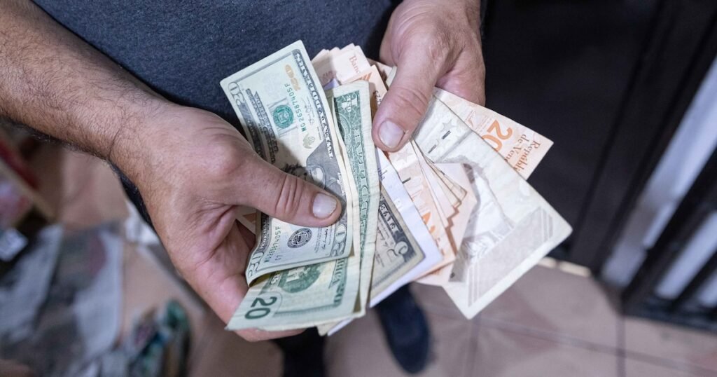 Crisis en Venezuela: el precio del dólar superó los 100 bolívares en el mercado oficial Crisis en Venezuela: el precio del dólar superó los 100 bolívares en el mercado oficial