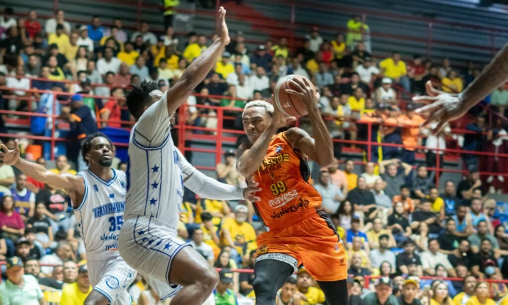 Gaiteros vence a Trotamundos 95-94 en el primer partido de ida del Súper 4 Gaiteros vence a Trotamundos 95-94 en el primer partido de ida del Súper 4