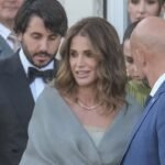 Rania de Jordania en la boda de Jeff Bezos y Lauren Sánchez con chal de invitada sobre los hombros