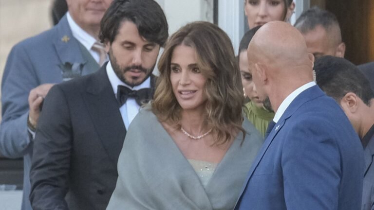 Rania de Jordania en la boda de Jeff Bezos y Lauren Sánchez con chal de invitada sobre los hombros