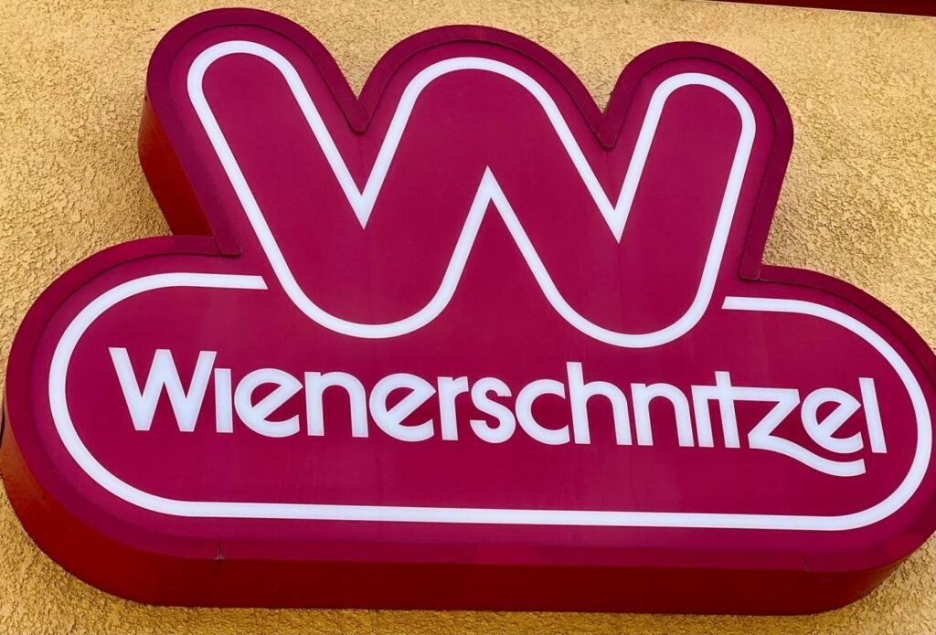 Wienerschnitzel viene a la tienda Walmart Wienerschnitzel viene a la tienda Walmart