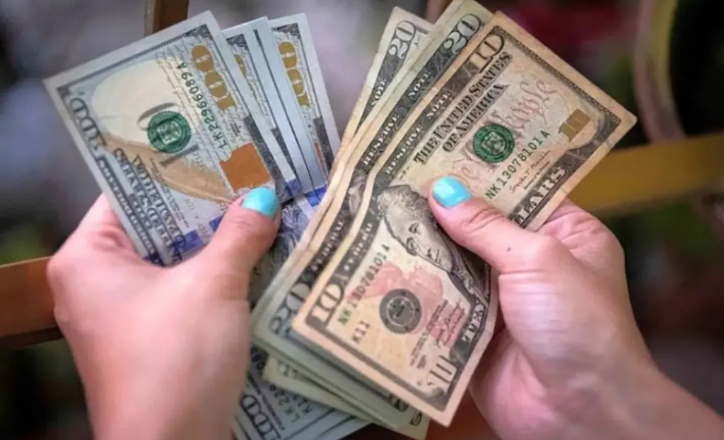 Dólar oficial supera la barrera de los 100 bolívares: el aumento en lo que va de año es de 100 %