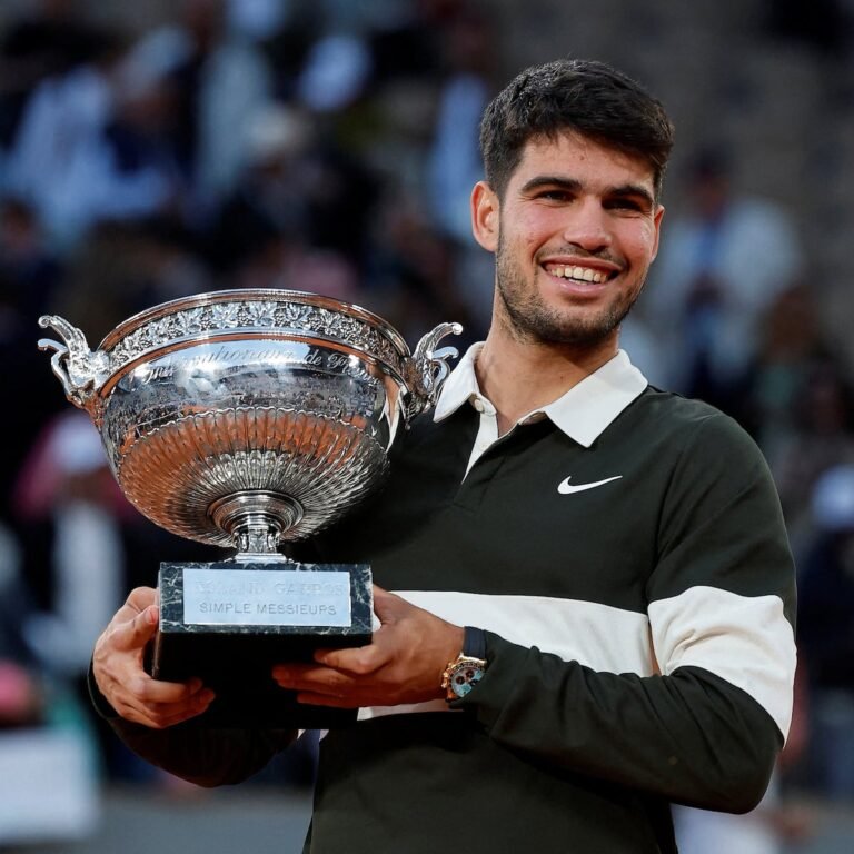 Alcaraz se corona como el rey de la tierra batida en Roland Garros en la final más larga de la historia | El PAÍS Exprés