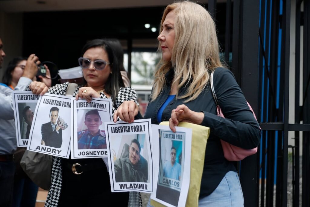 Familiares de venezolanos deportados llegan a El Salvador y exigen a Bukele una “prueba de vida” Familiares de venezolanos deportados llegan a El Salvador y exigen a Bukele una “prueba de vida”