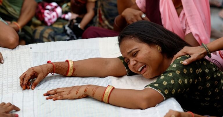 Dolor en India: comenzaron los funerales de las víctimas del accidente aéreo en Ahmedabad