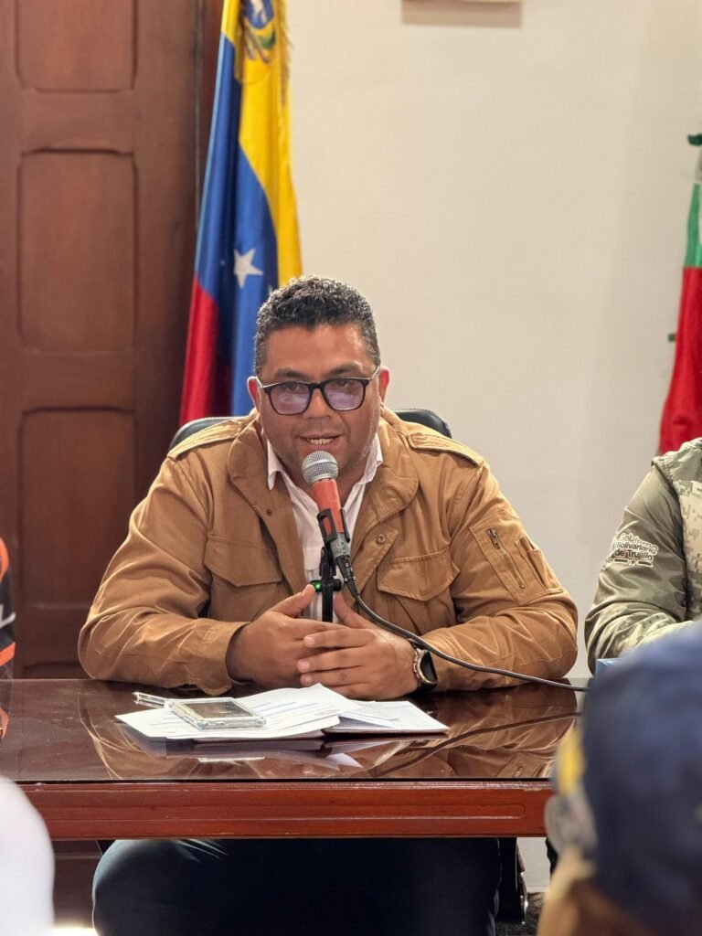 Trabajan en Boconó para restablecer infraestructuras, vías de comunicación y servicios públicos