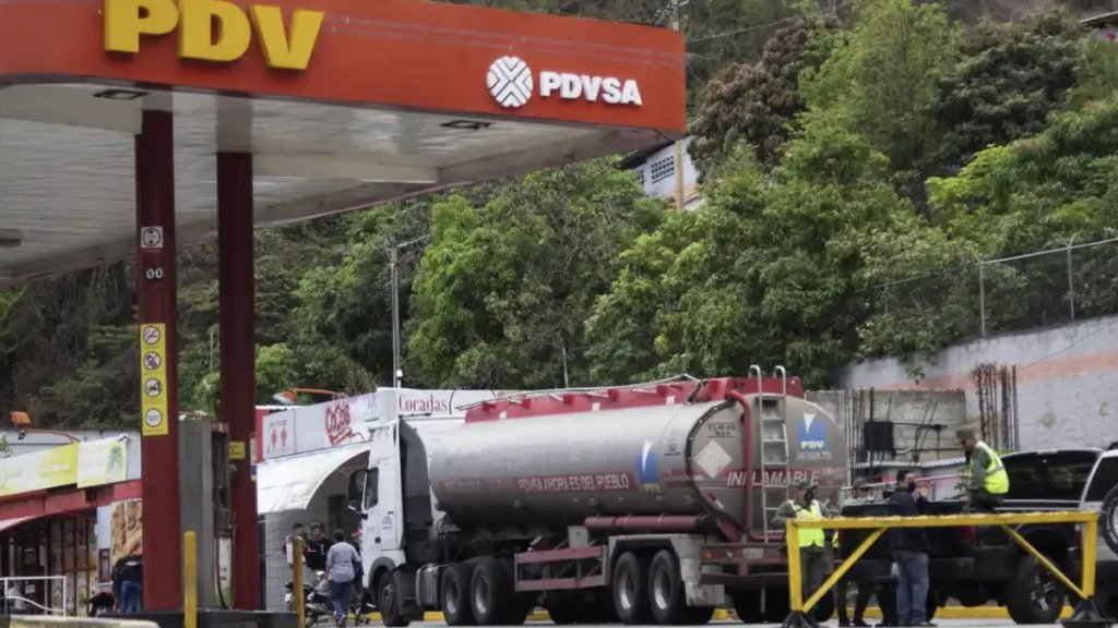 Venezuela planea aumento del combustible en 50% ante temor de caída de ingresos