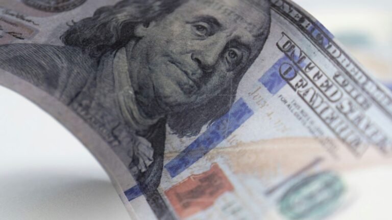 El dólar global se debilitó y el yen recortó pérdidas tras reacción moderada de Irán