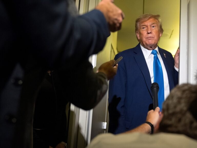Trump dice que Estados Unidos tiene un “control absoluto del cielo iraní” y sabe “dónde se esconde” Jamenei