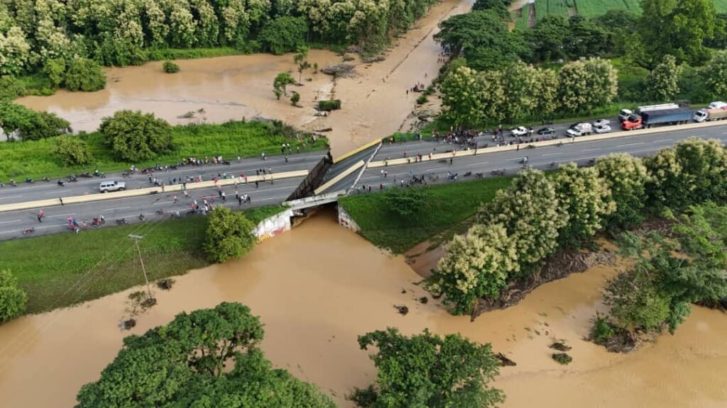 Se derrumbó puente en el estado Portuguesa (+video) Se derrumbó puente en el estado Portuguesa (+video)