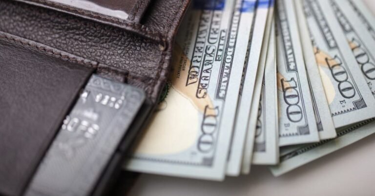 El dólar arrancó julio en fuerte alza y alcanzó su valor más alto desde la salida del cepo cambiario
